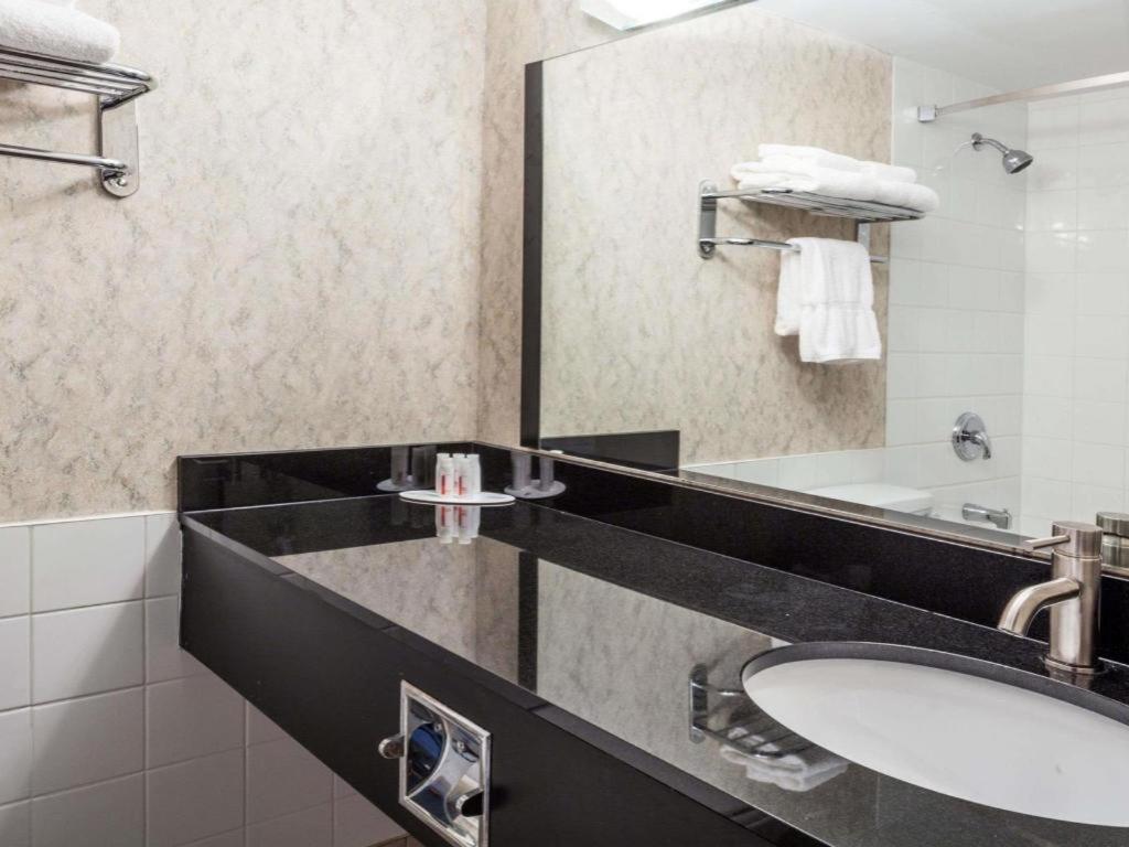 Hotel Ramada By Wyndham Timmins Esterno foto
